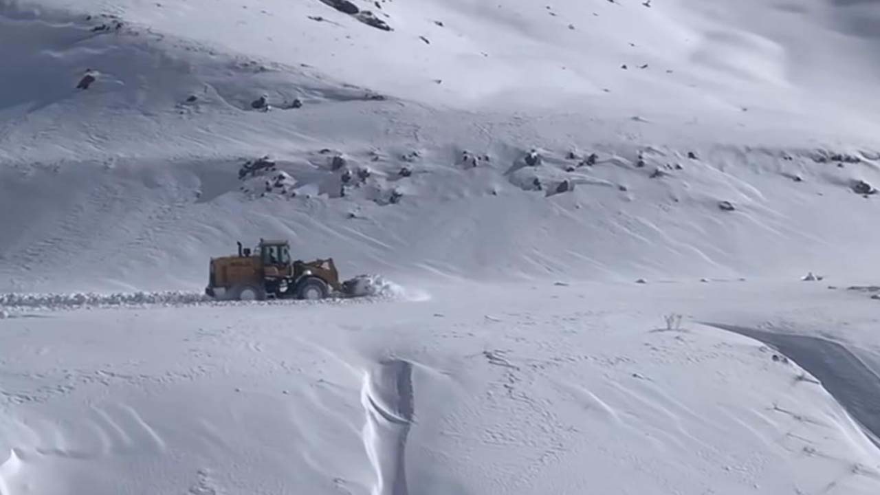 Şırnak'ta kar nedeniyle kapanan köy yolları ulaşıma açıldı