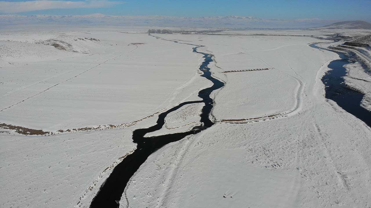 Kars Çayı'nda büyüleyici kış manzarası