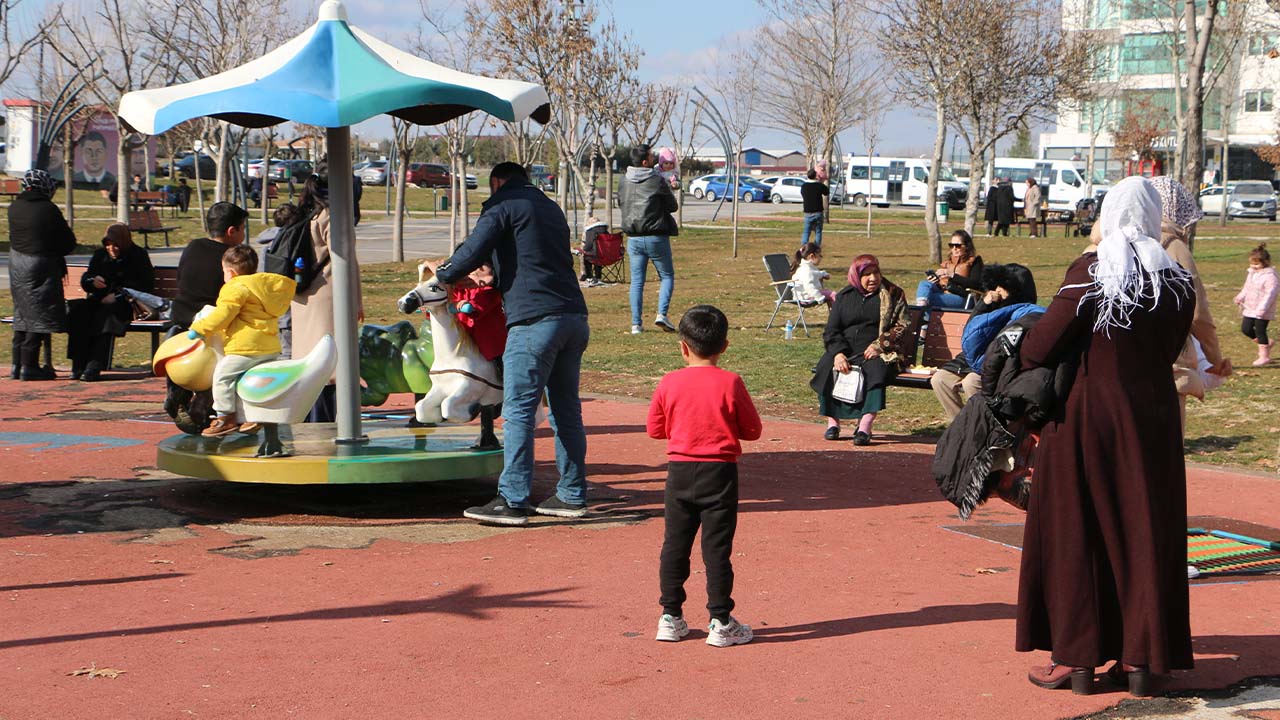 Diyarbakır’da Şubat ayında bahar keyfi: Aileler parklara akın etti