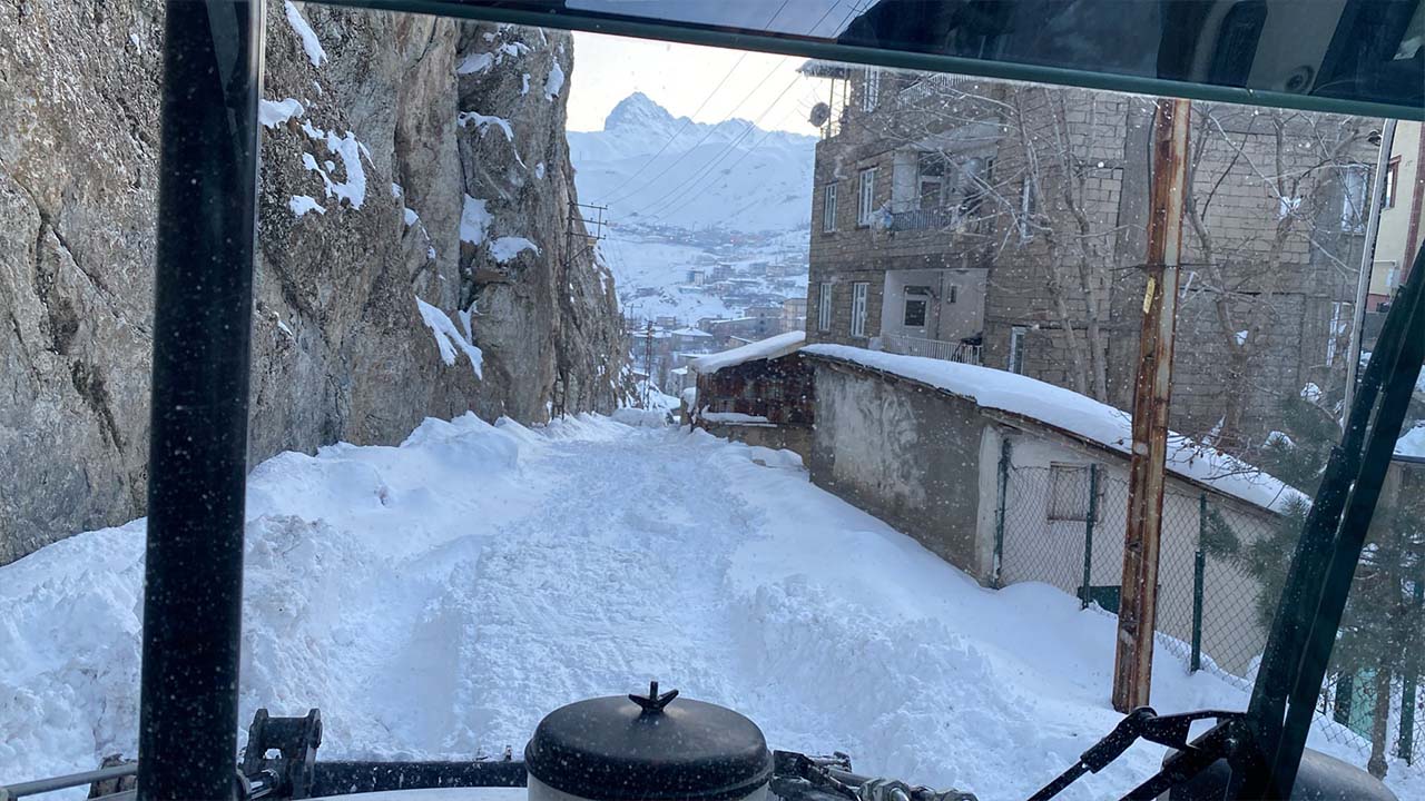 Hakkari'de karla mücadele çalışması devam ediyor