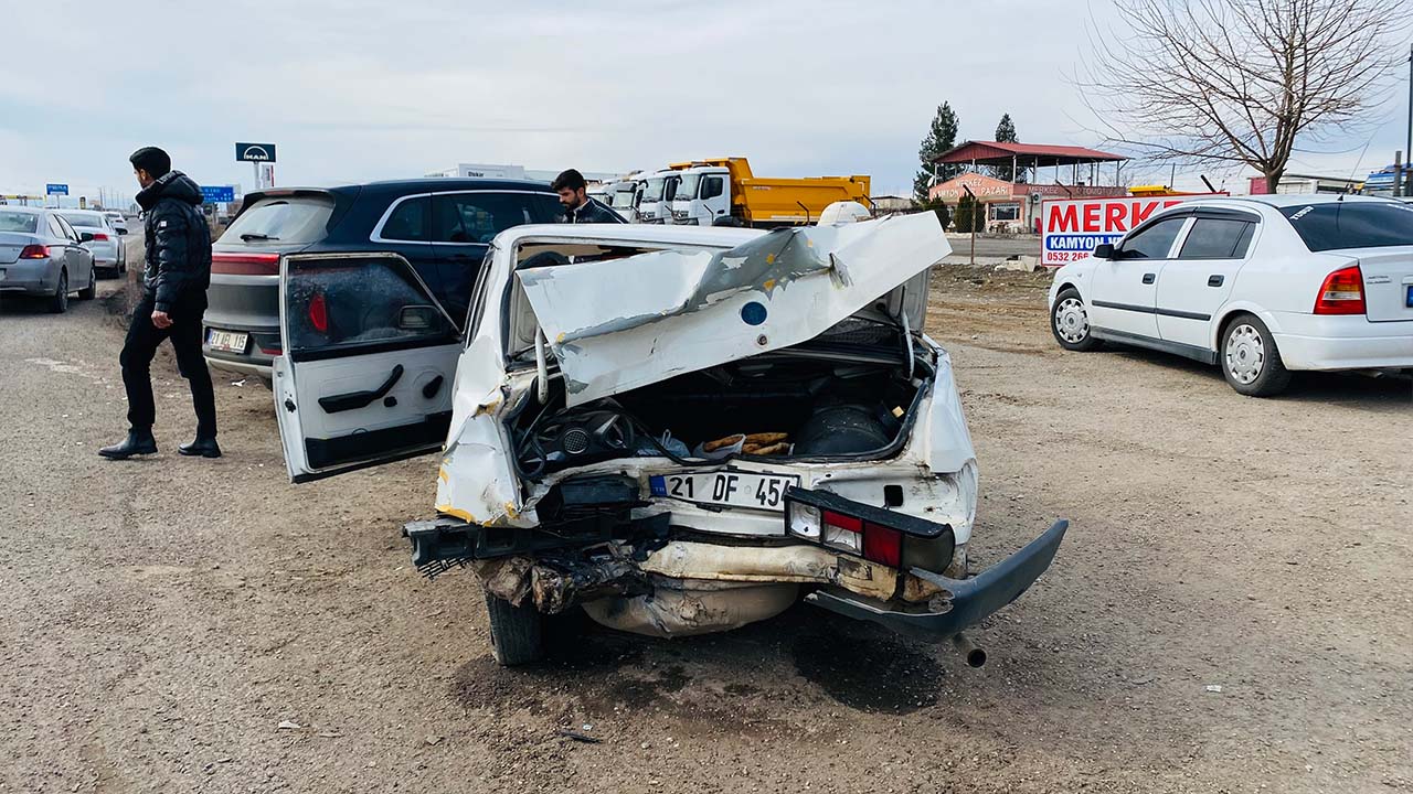 Diyarbakır’da Togg ile çarpışan Tofaş hurdaya döndü: 4 yaralı