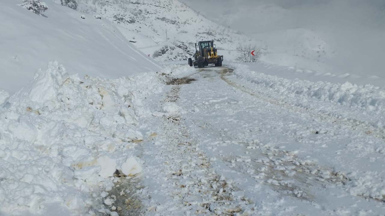 Diyarbakır’da karla mücadele: Bin 879 kilometrelik yol ulaşıma açıldı