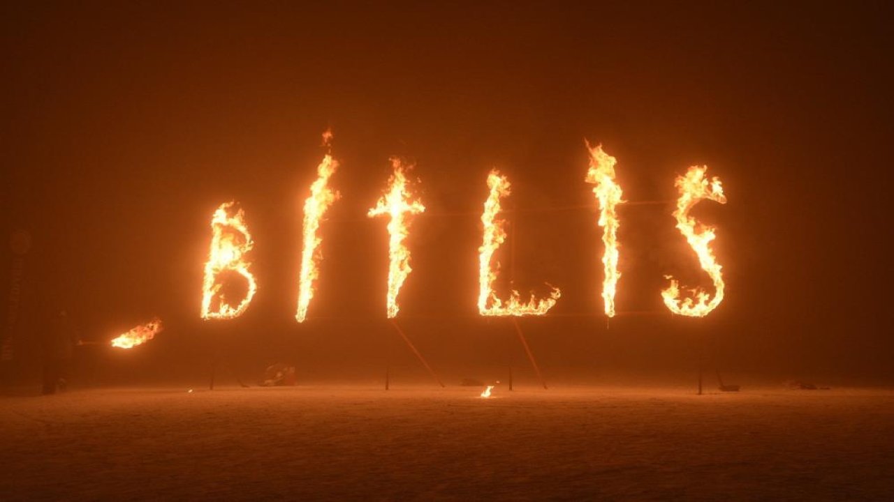 Bitlis’te kar festivali meşaleli kayak gösterisiyle başladı