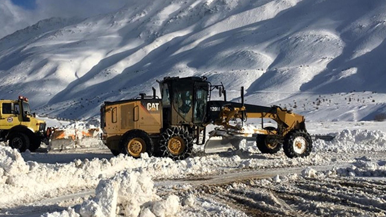 Elâzığ’da kardan kapanan 90 köy yolu ulaşıma açıldı