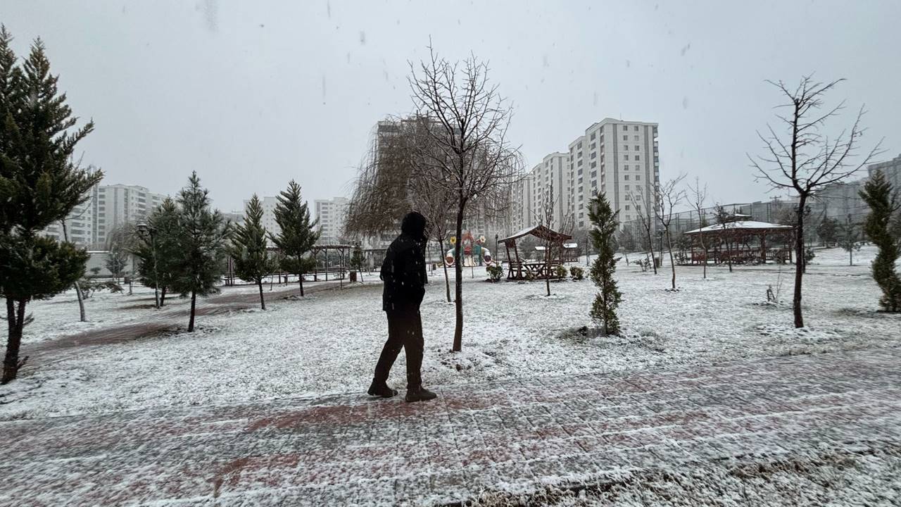 Diyarbakır’da beklenen kar yağışı başladı