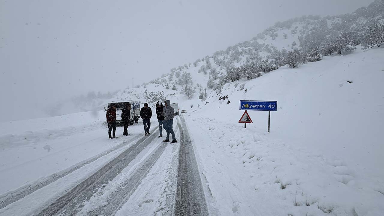 Adıyaman'da kar nedeniyle 122 yol ulaşıma kapandı