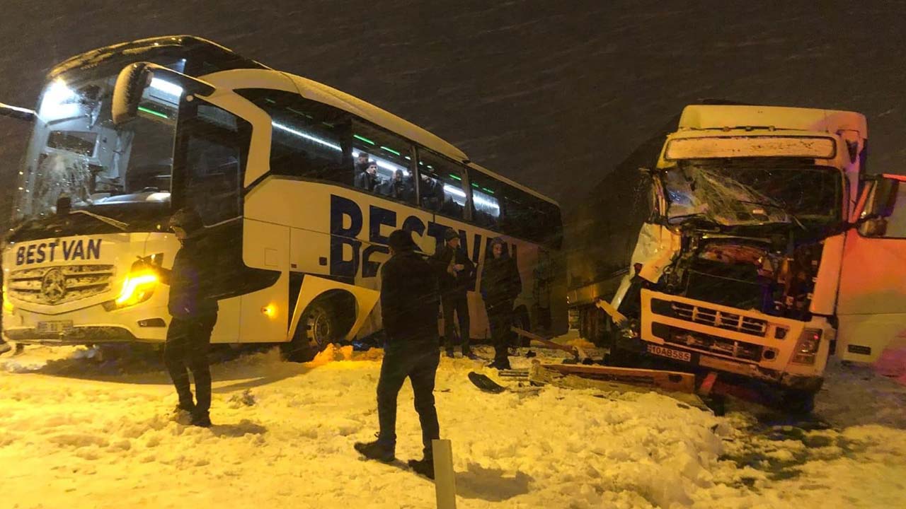 Bitlis’te tır ile otobüs çarpıştı: 2 yaralı