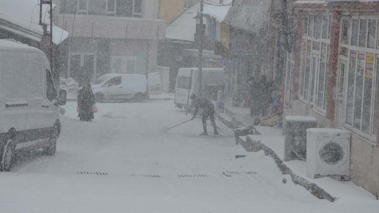 Muş’ta 48 köy yolu ulaşıma kapandı