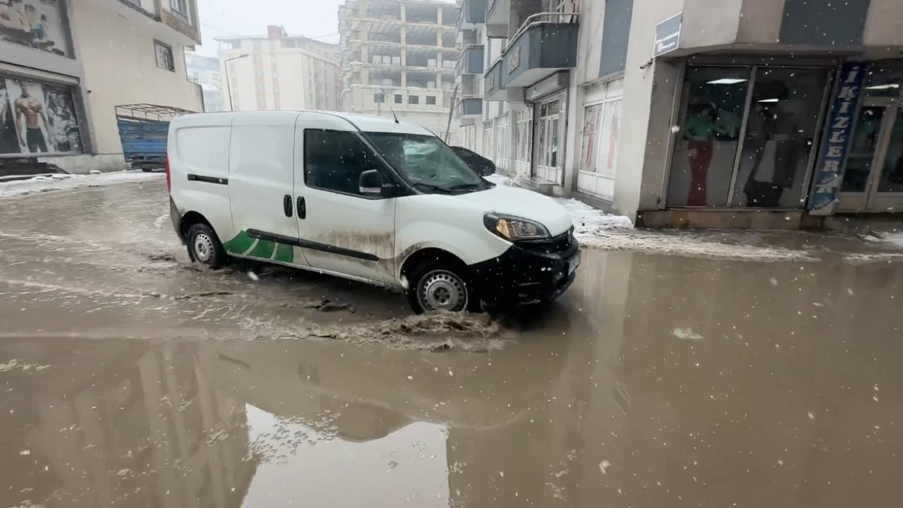 Yüksekova’da caddeler göle döndü