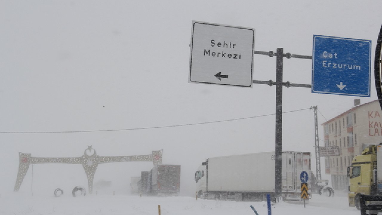 Bingöl-Erzurum kara yolu kar ve tipi nedeniyle tır trafiğine kapatıldı