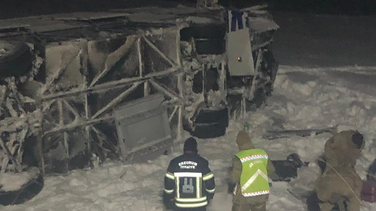 Erzurum’da yolcu otobüsü devrildi: 38 yaralı