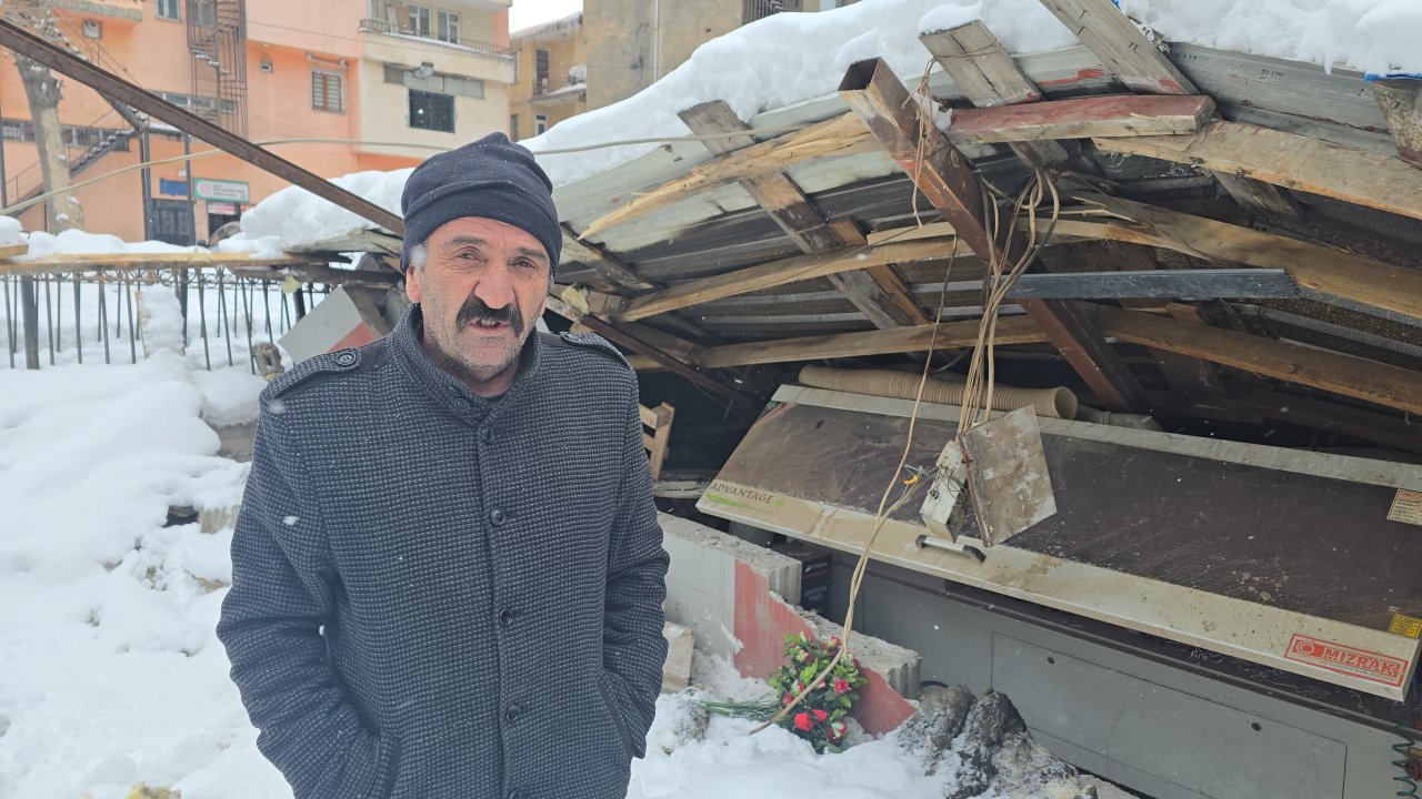 Hakkari'de karın ağırlığına dayanamayan atölyenin çatısı çöktü