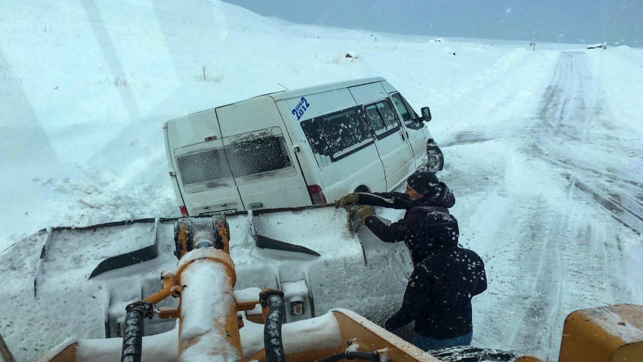 Van'da yolda kalan araçlar belediye ekipleri tarafından kurtarıldı