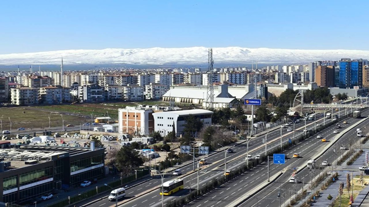 Karacadağ’a kar yağdı, Diyarbakır buz kesti