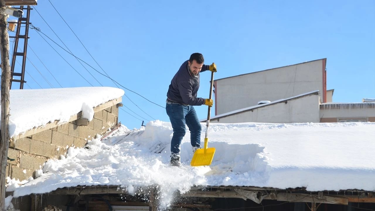 Hakkari'de vatandaşlar çatılarda biriken karı temizledi