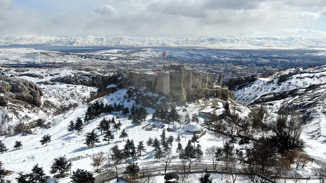 Elazığ’da kar yağışı sonrası kartpostallık görüntüler oluştu