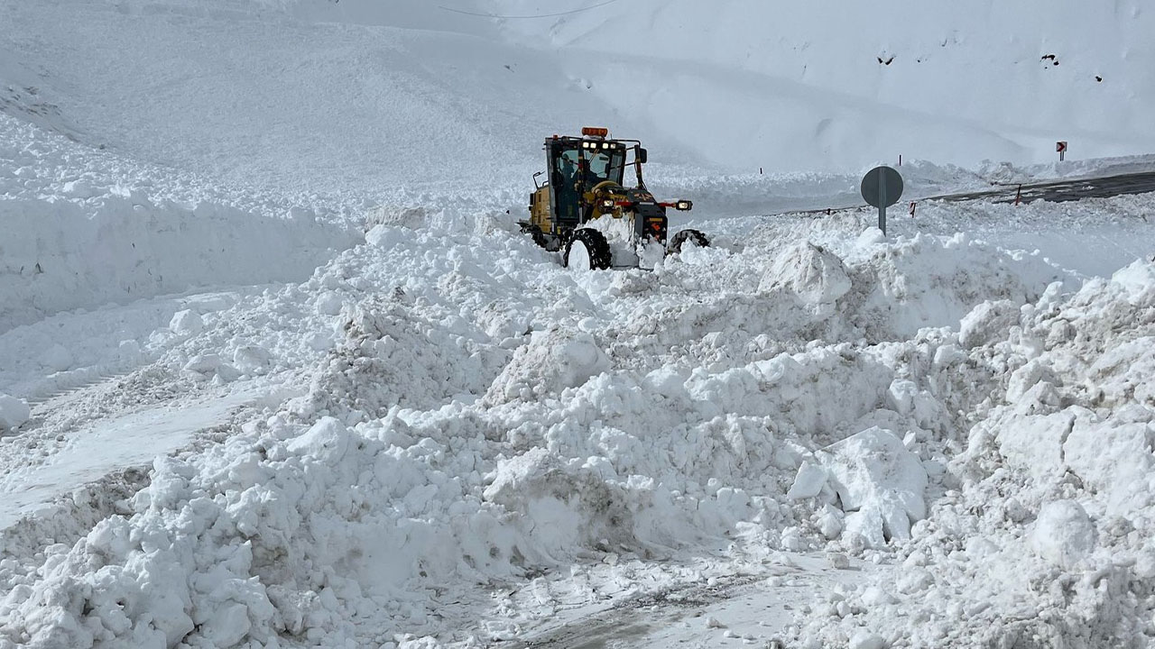 Hakkari’de karla mücadele çalışmaları sürüyor