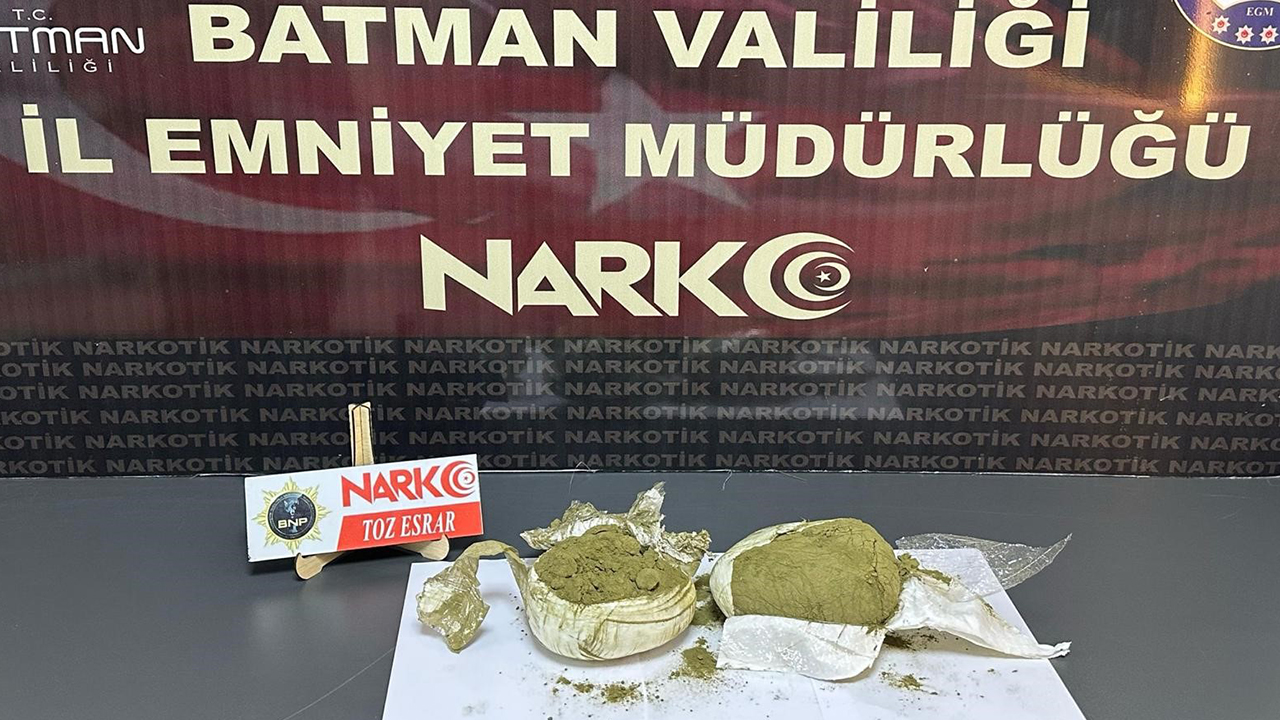 Batman’da otomobilde 1 kilo toz esrar ele geçirildi: 2 kişi tutuklandı