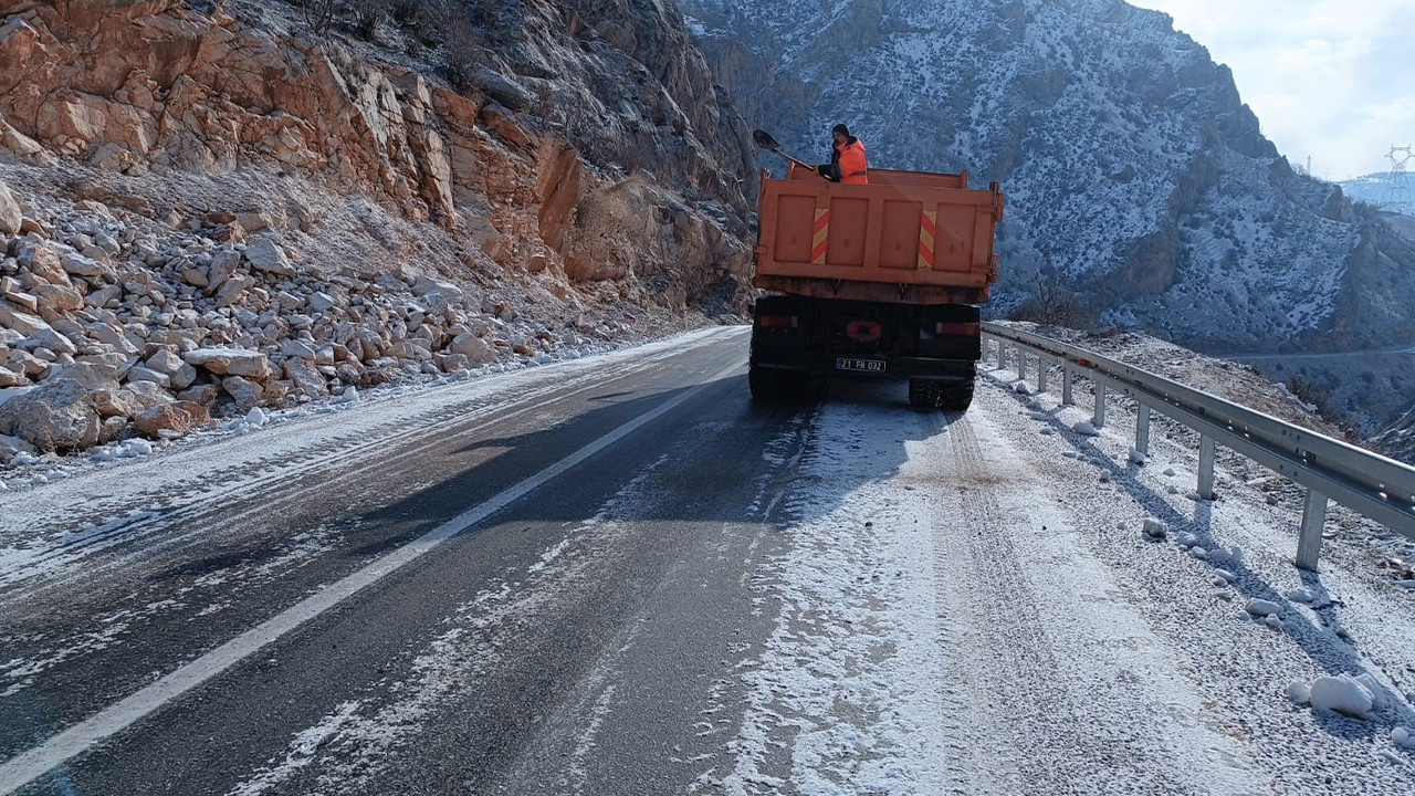 Siirt’te buzlanmaya karşı tuzlama çalışmaları sürüyor