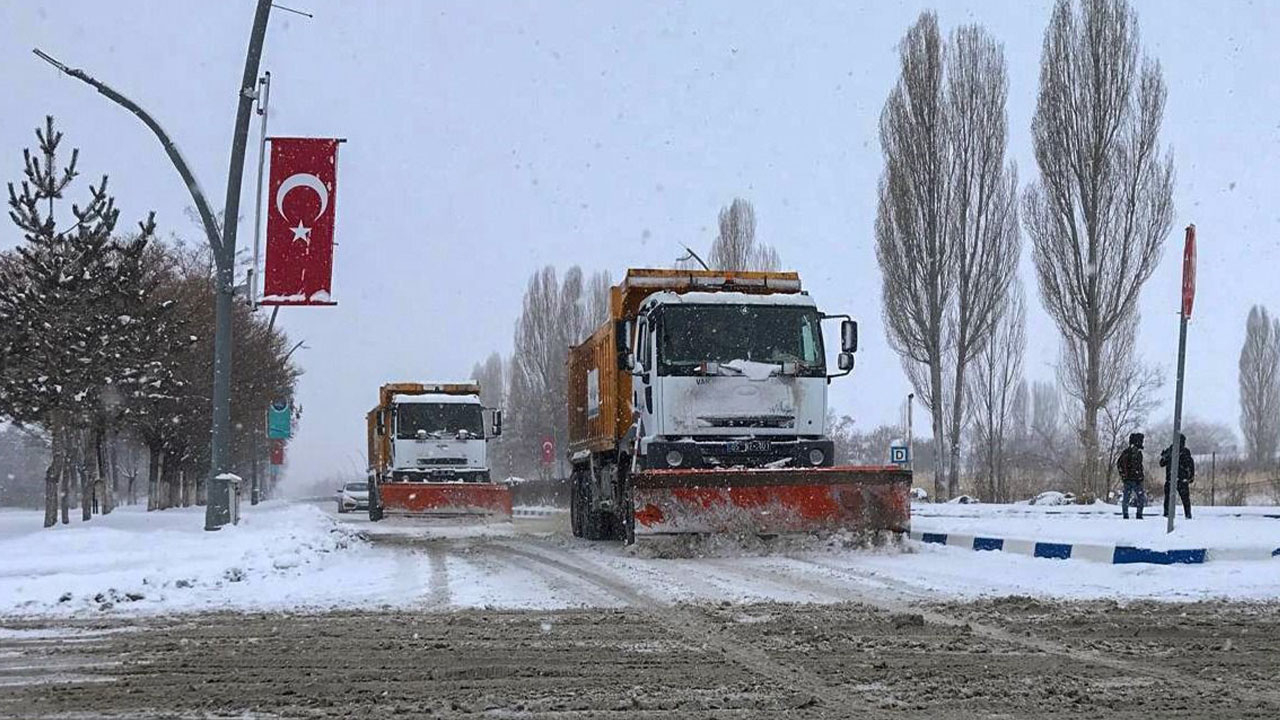 Van'da kar nedeniyle kapanan 560 yol açıldı