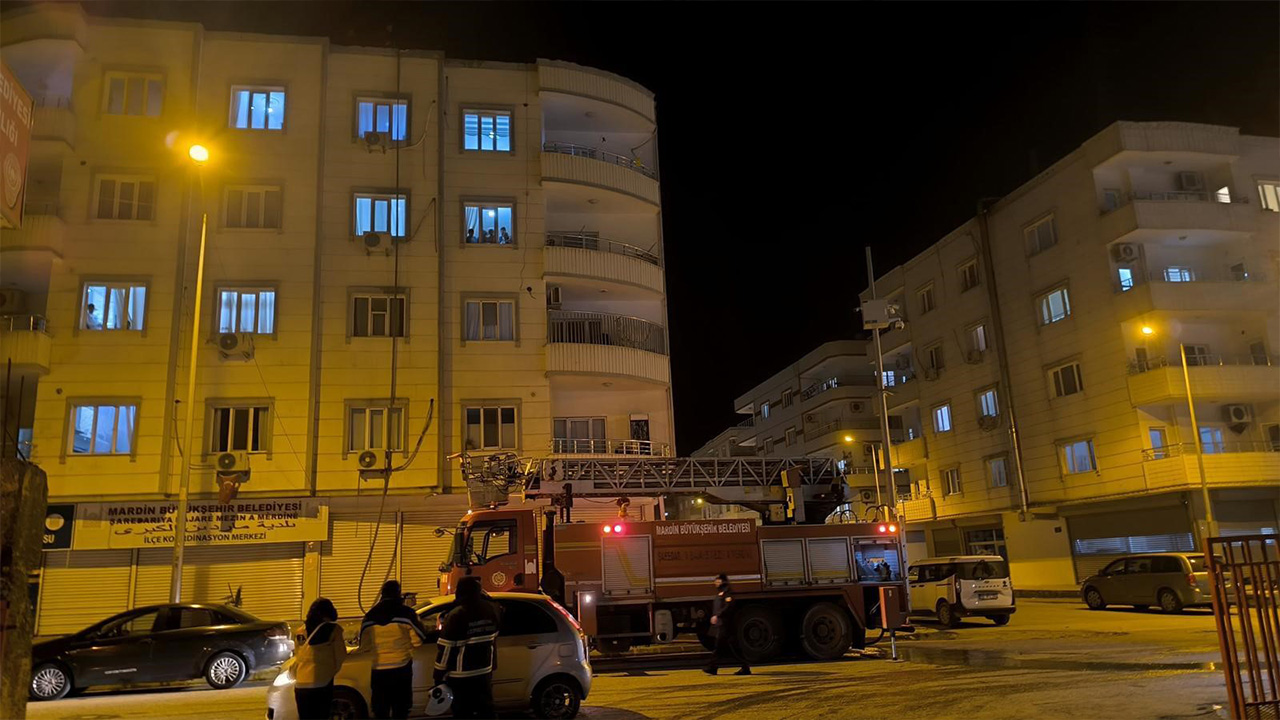 Mardin’de bina çatısında yangın