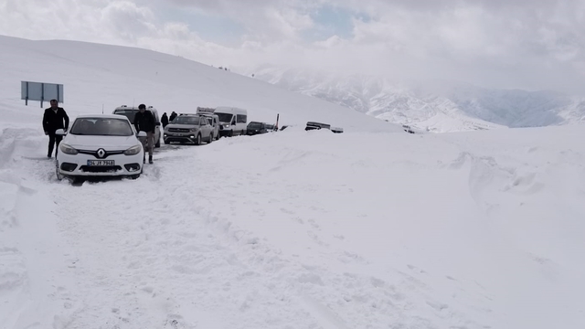 Muş'ta tipi nedeniyle mahsur kalan vatandaşlar kurtarıldı