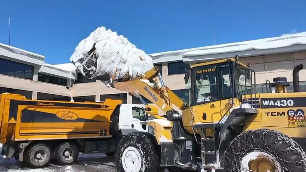 Bitlis’te günde 100 kamyon kar taşınıyor