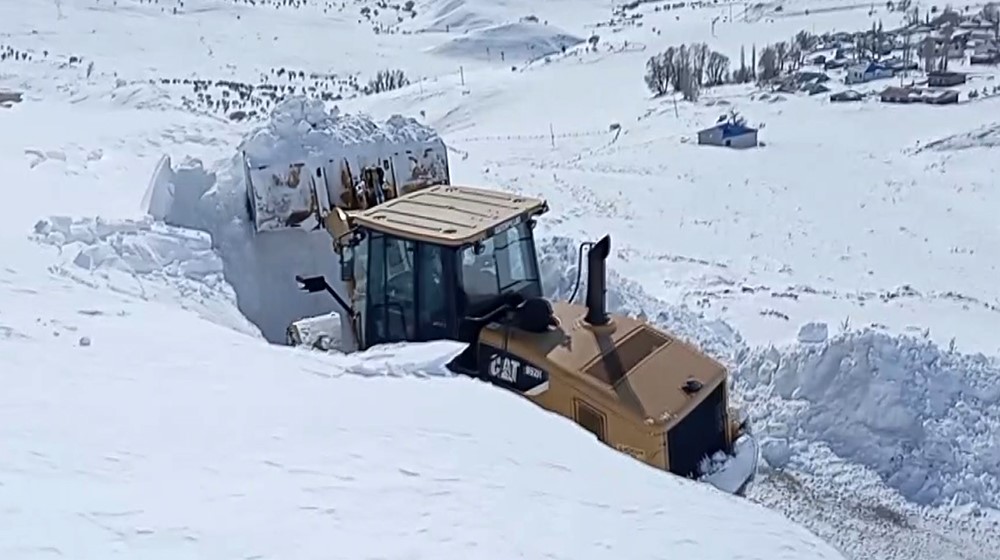 Muş’ta iş makinesi çığ altında kaldı: Operatör kaçamadı