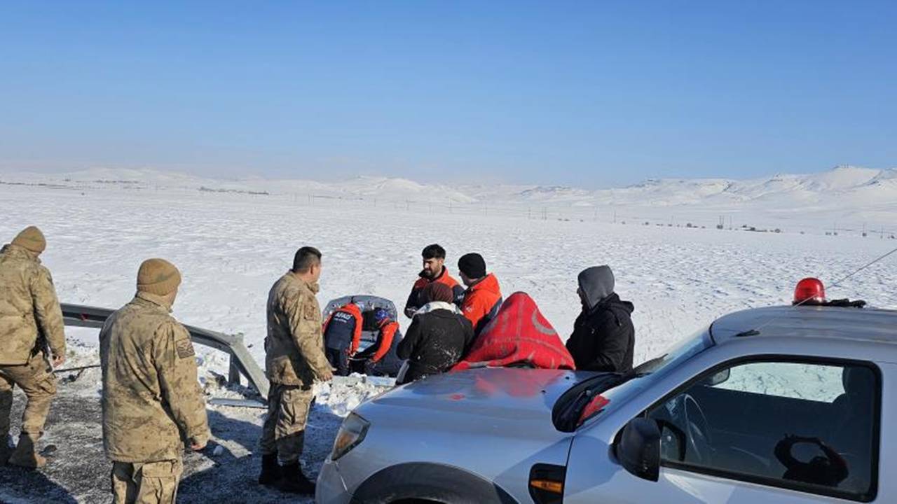 Ağrı'da otomobil şarampole yuvarlandı: AFAD harekete geçti