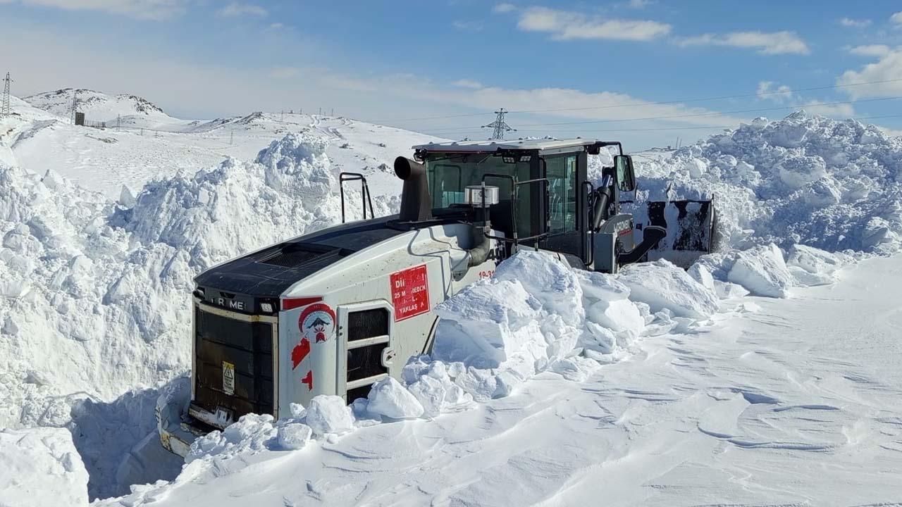 Hakkari’de karla mücadele