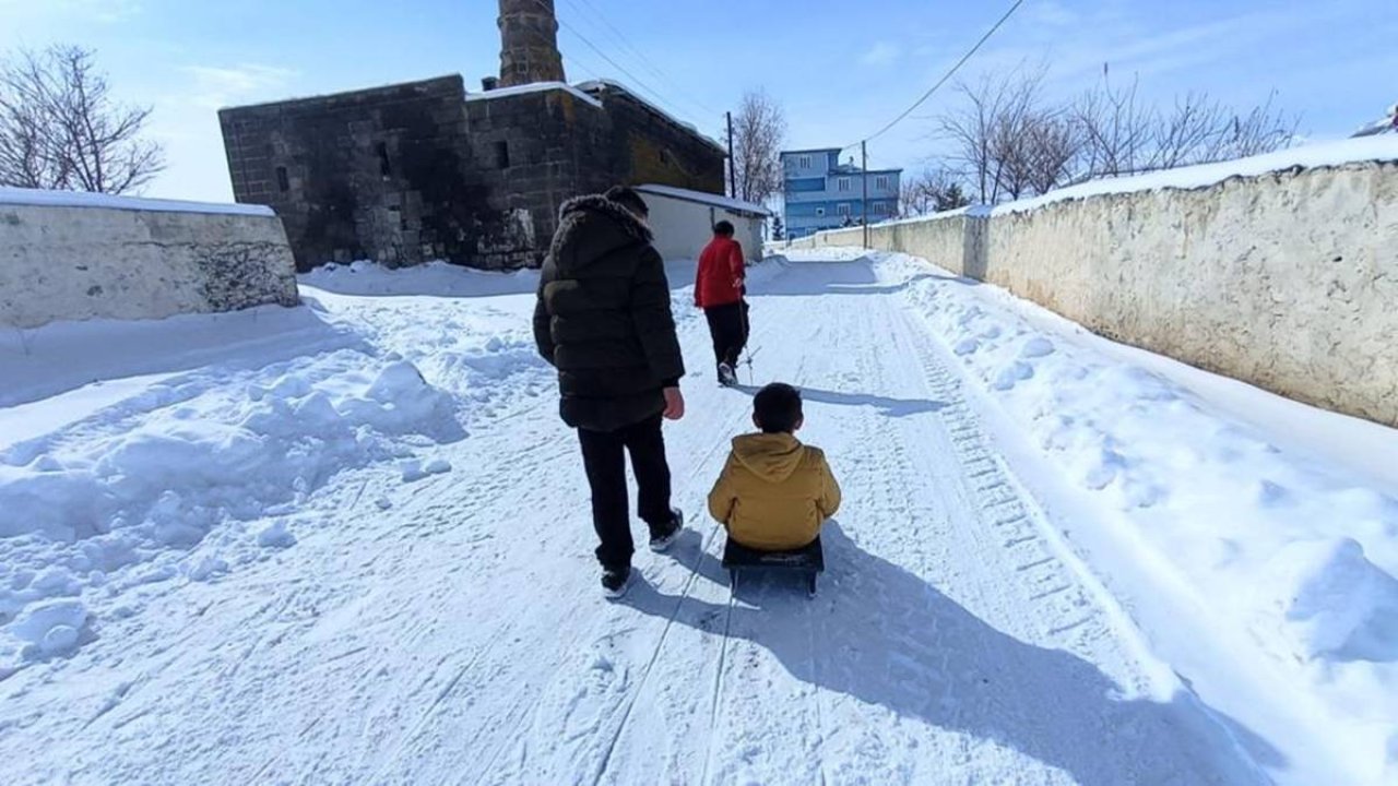 Çocuklardan kızaklı kar keyfi