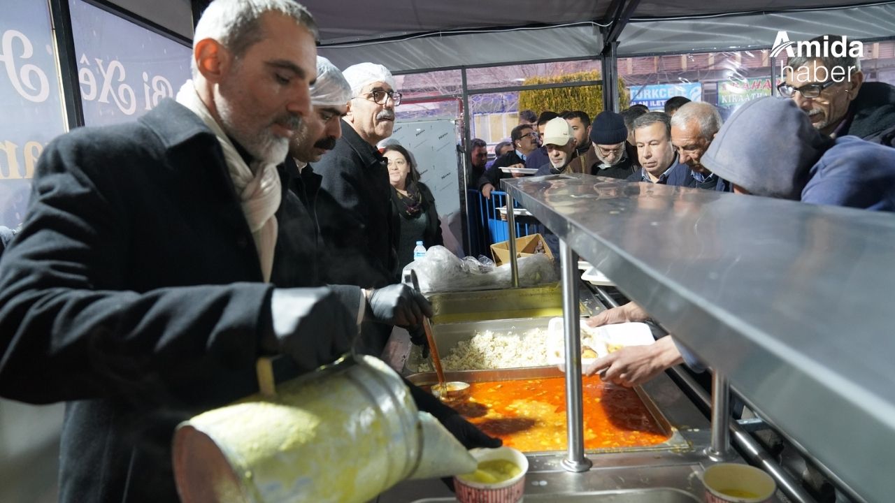 Diyarbakır Eş Başkanları iftar çadırında yemek dağıttı