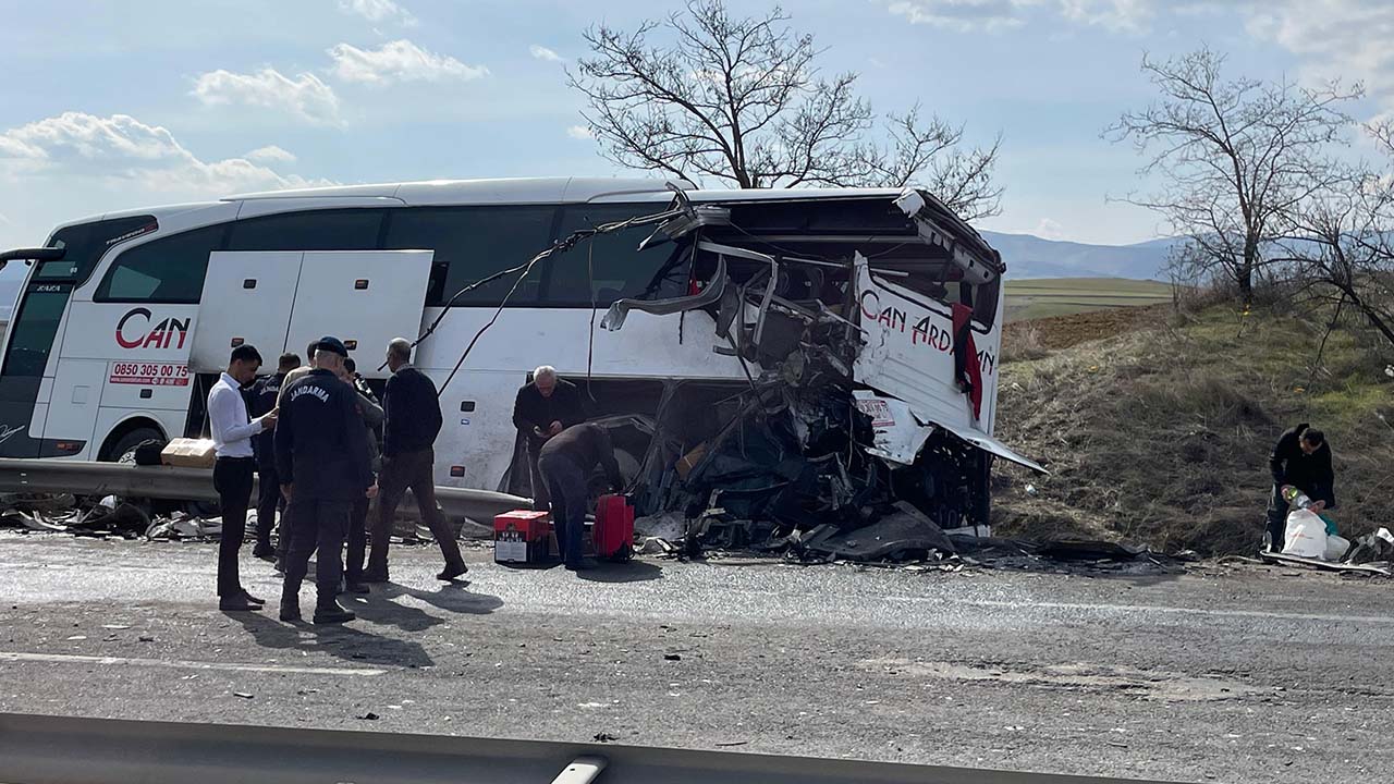 Bilecik’te tır, yolcu otobüsüne arkadan çarptı: 11 yaralı