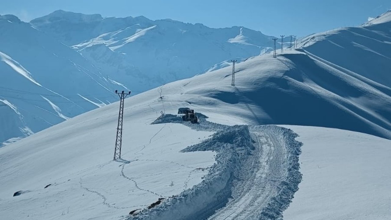 Hakkari'de askeri üs bölgesine giden yollar kapandı