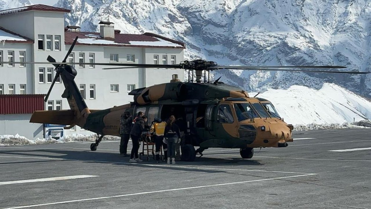 Hakkari’de hamile kadın helikopterle hastaneye ulaştırıldı