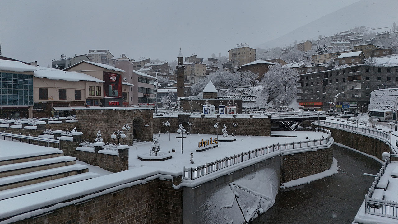 Bitlis'in karlı görüntüsü görenleri büyüledi