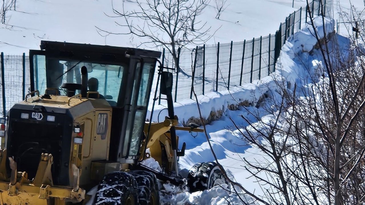 Elazığ’da kapanan köy yollarında çalışmalar sürüyor