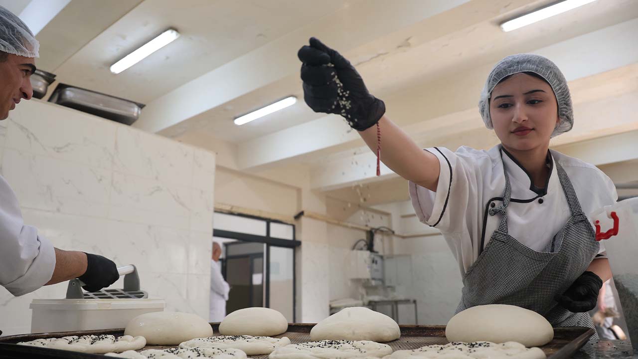 Diyarbakır’daki öğrenciler ihtiyaç sahibi ailelere Ramazan pidesi çıkartıyor