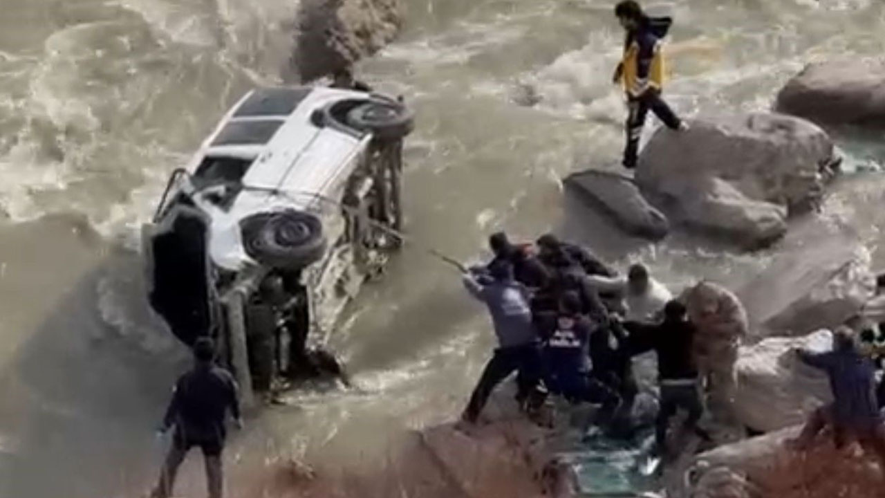 Hakkari’de araç dereye uçtu: 1 yaralı, 1 kayıp