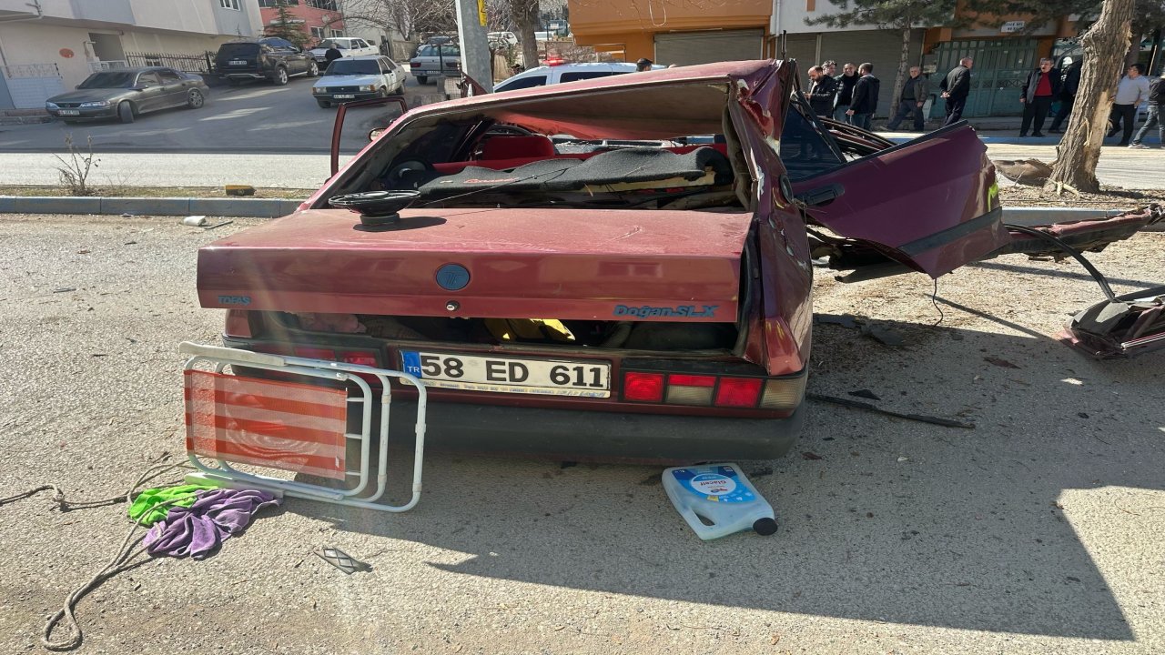 Kahramanmaraş!ta Refüje çarpan Tofaş hurdaya döndü