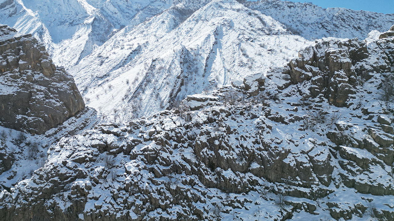 Şırnak'ta kar yağışı sonrası dağlar beyaza büründü