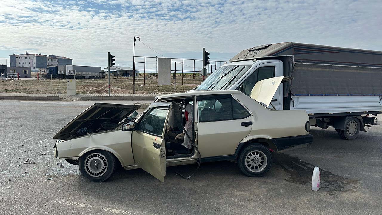 Adıyaman'da otomobil kamyonetle çarpıştı: 3 yaralı