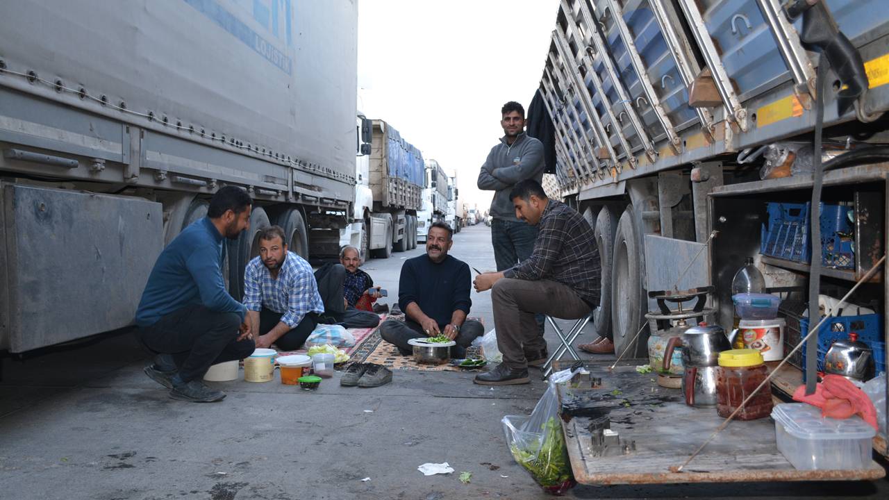 Habur’da sıra bekleyen şoförlerin tır parkındaki iftarı