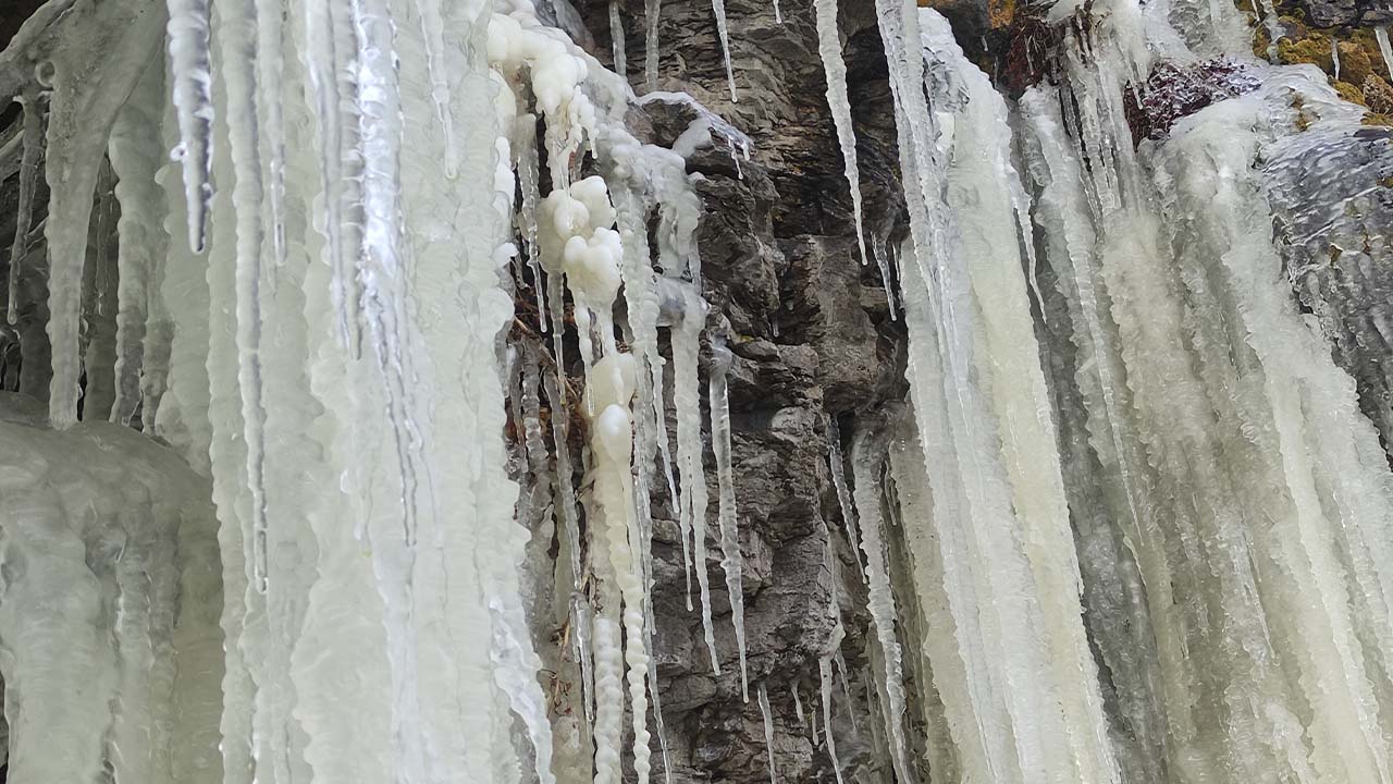 Ardahan'da buz sarkıtları büyüleyici manzaralar oluşturdu