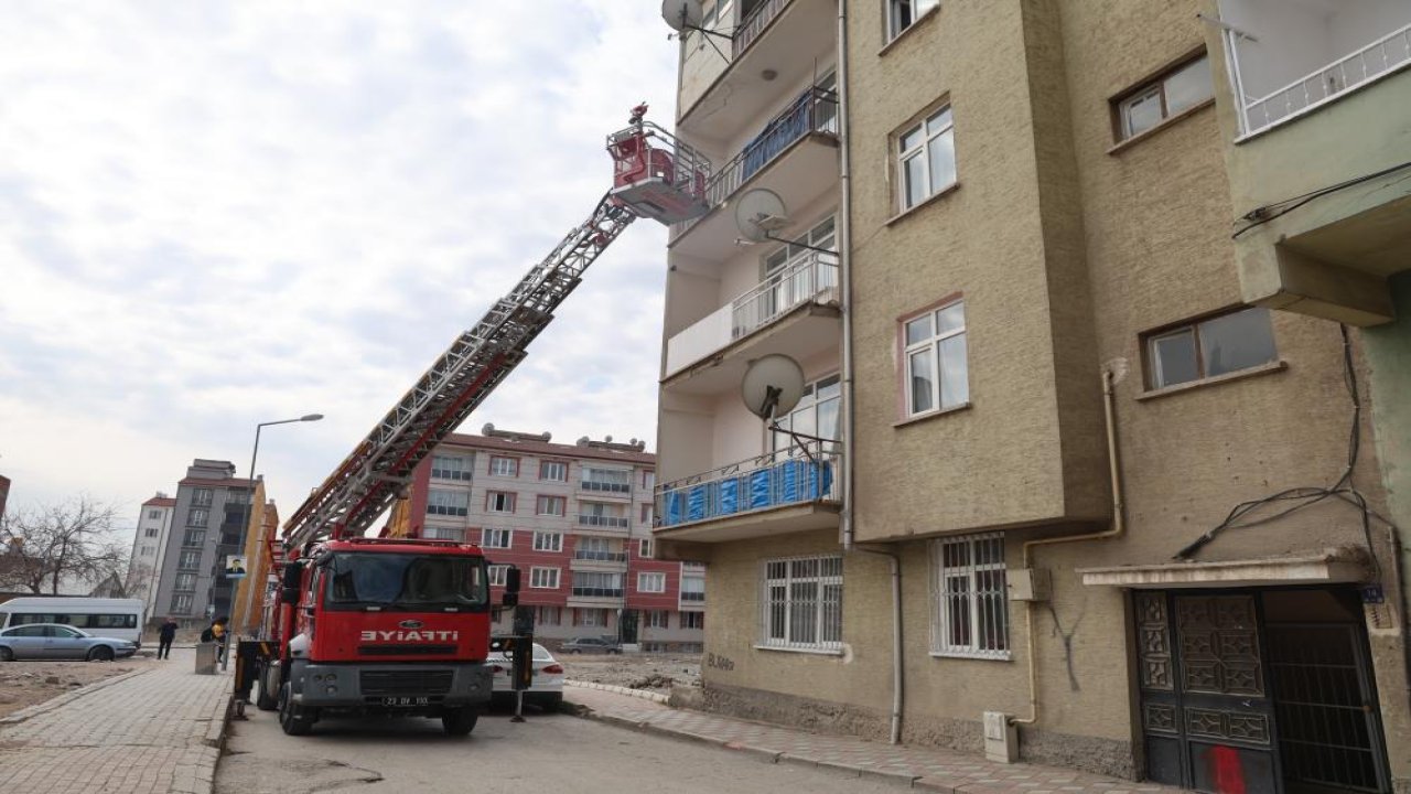 Elazığ’da 5 katlı binada ev yangını