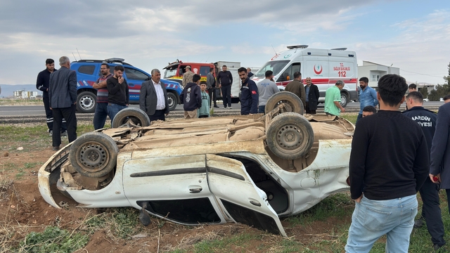 Mardin'de devrilen otomobildeki 4 kişi yaralandı