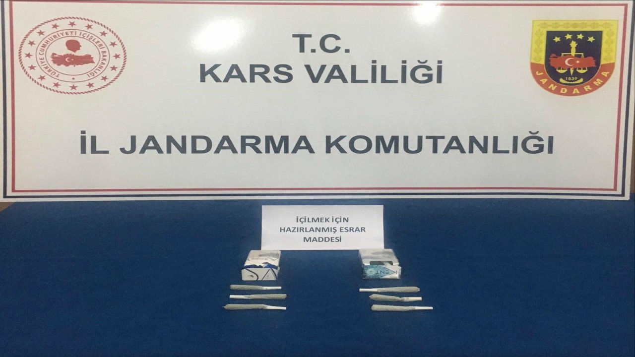 Kars’ta İranlıların sigara paketine sakladığı uyuşturucu jandarmaya takıldı