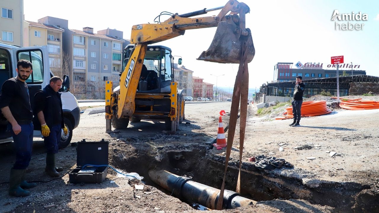 Diyarbakır’da Telekom kazdı, su hattı patladı, DİSKİ onardı