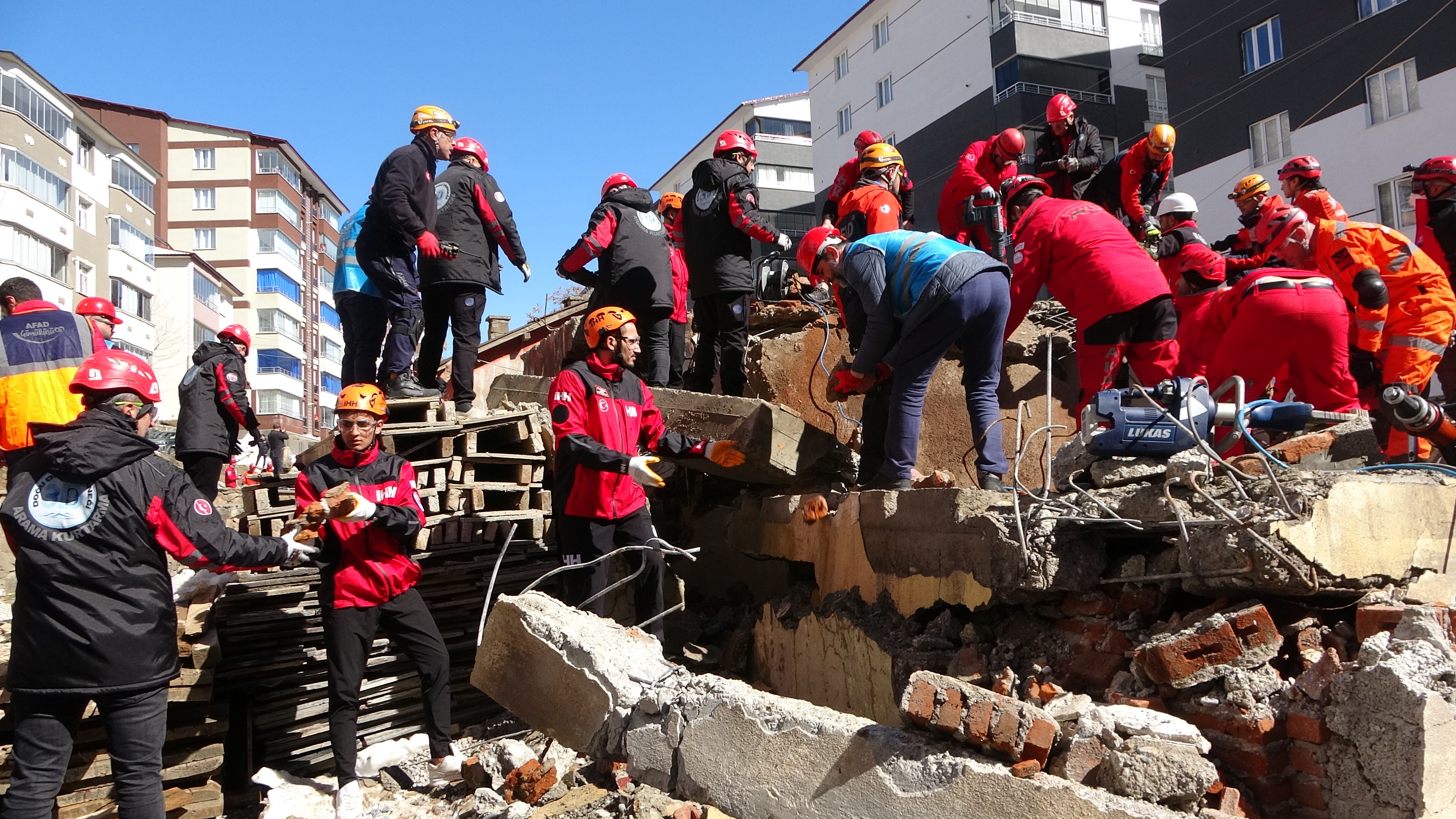 Bitlis’te 438 kişinin katılımıyla deprem tatbikatı yapıldı