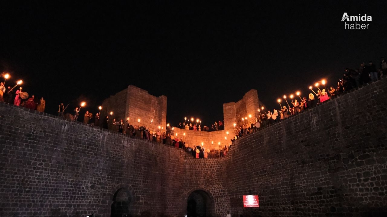 Diyarbakır’da surlarda meşaleli Newroz kutlaması